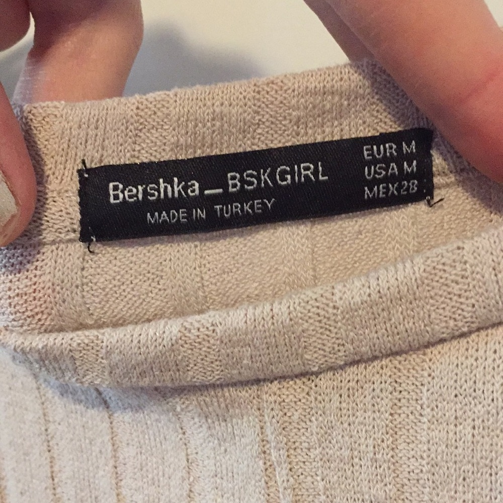 Rosie? 🎁ASOS | Bershka twist front crop top w/ cap sleeves - Picture 7 of 17